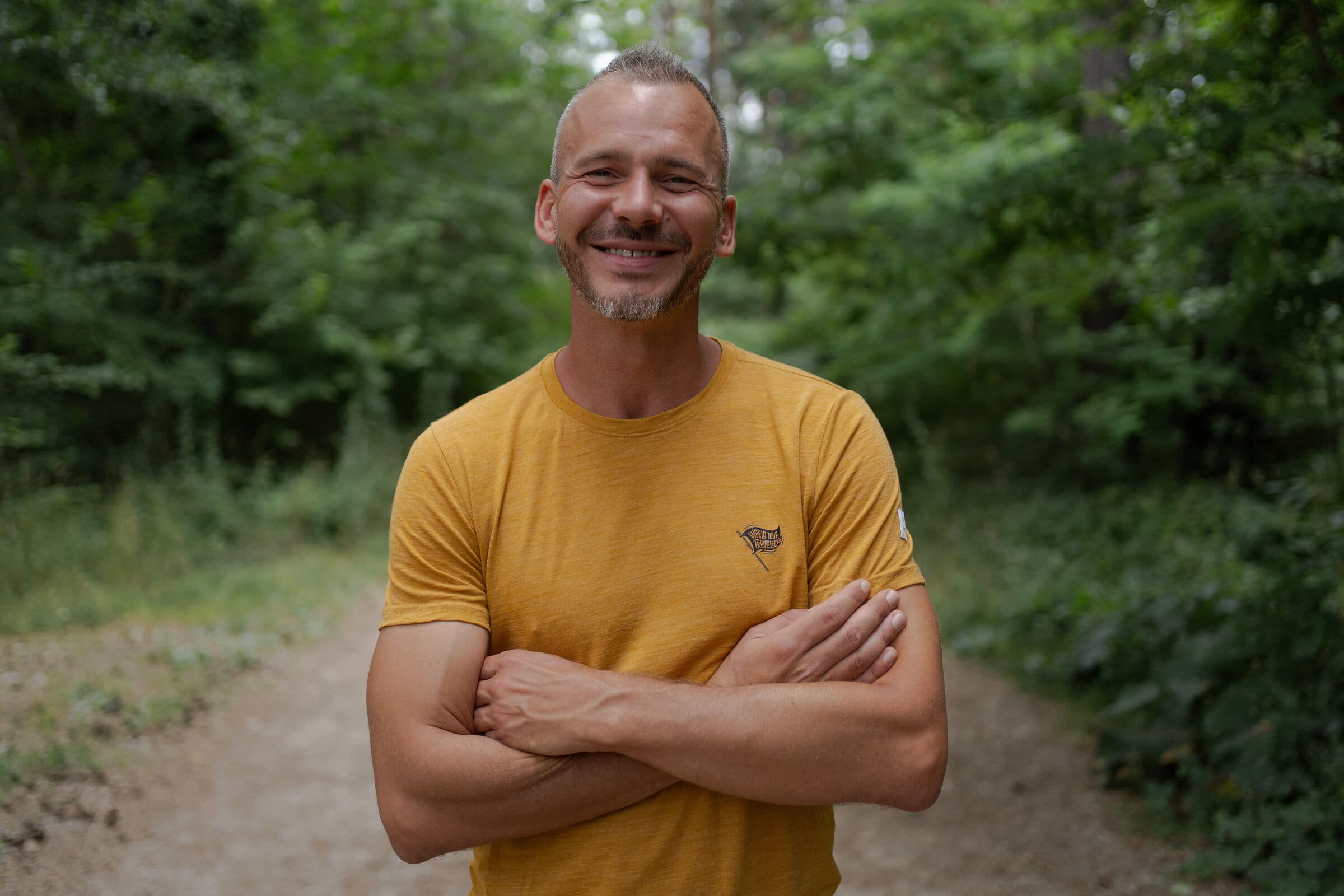 Sebastian Kühn auf einem Waldweg